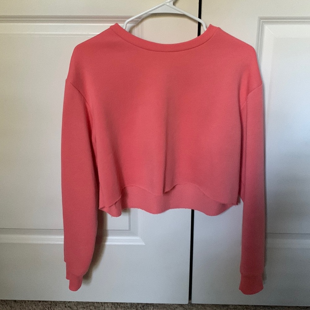 super comfortable pink crewneck crop